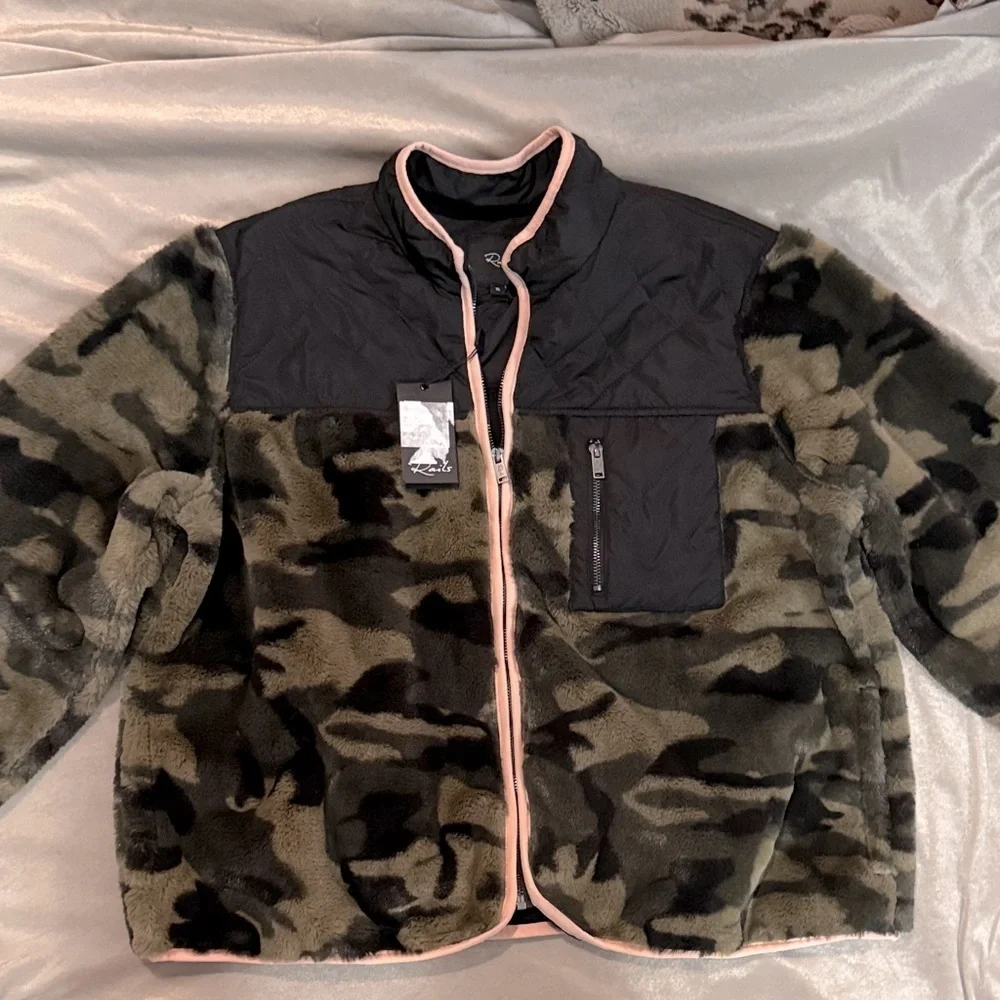 Rails Wesley Camo Quilted Fleece Women’s XL NWT 225$ - Picture 2 of 8